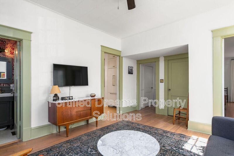 Building Photo - 915 N Eugene St