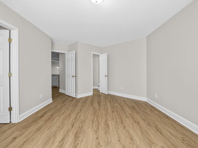 Building Photo - Freshly Renovated 2 BR, 2 BA Townhome, Loc...