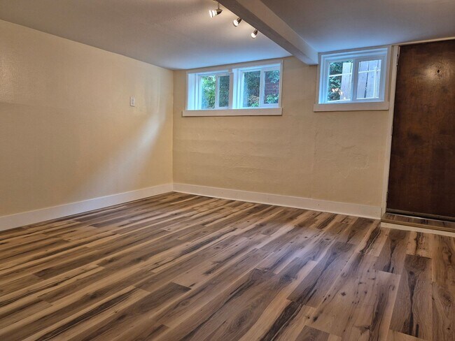 Building Photo - Cozy 1 bedroom close to Seattle Ferry and ...