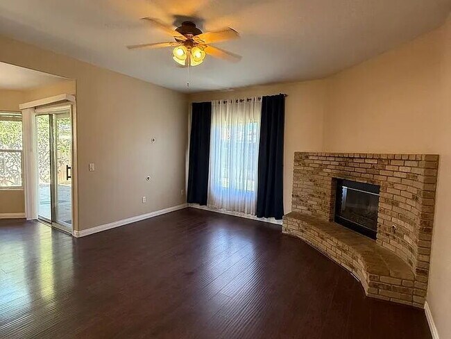 Building Photo - Beautiful 3 bedroom 2 bath home home in The Seasons!