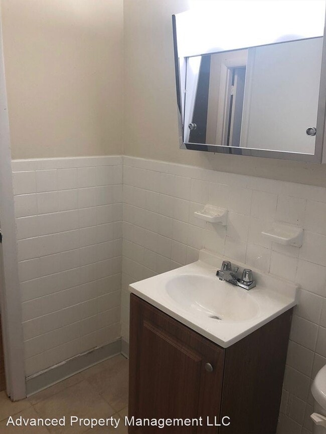 Building Photo - 1045 River St