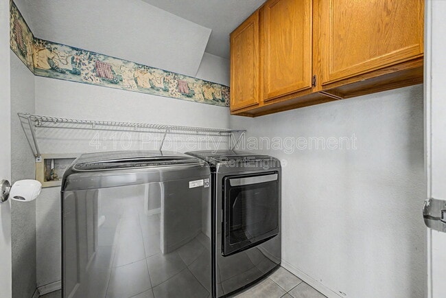Building Photo - 3236 E Hiddenview Dr