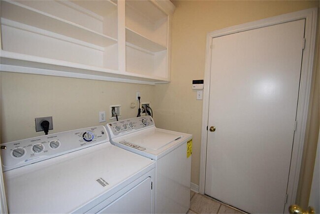 Building Photo - 12106 Laguna Pointe Ln
