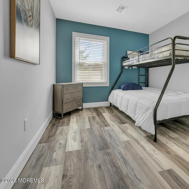 Building Photo - 1143-1145-1145 Roe Ave