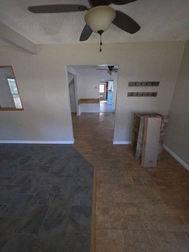 Building Photo - 3 Bedroom Single-Family Home