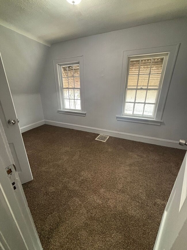 Building Photo - 3bd Single Warner Rd Area Cash Pay/Section 8