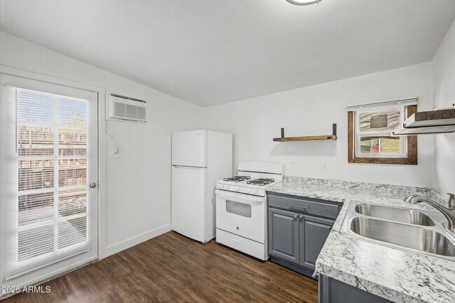 Building Photo - 317 N Elm St