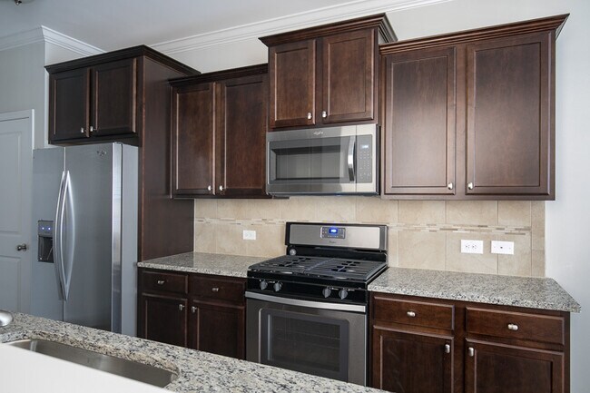 Building Photo - Gorgeous End-Unit Townhome with Spacious Layout!