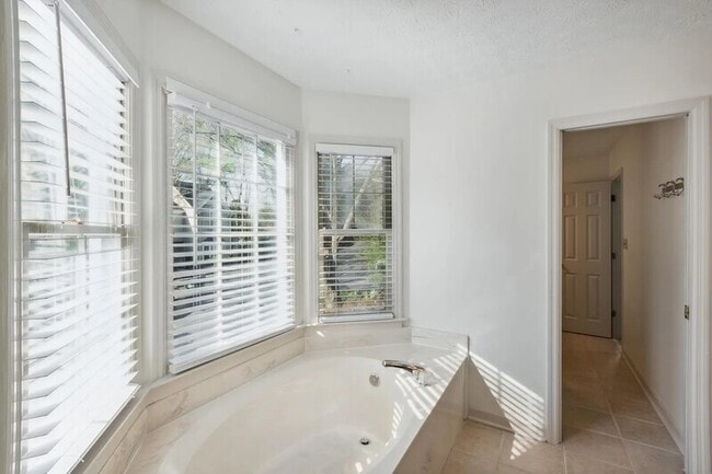 Building Photo - 401 Defoors Landing NW