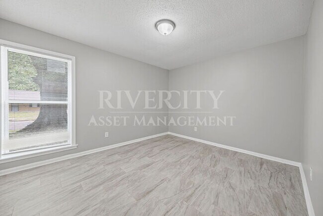 Building Photo - A Must See!!!!! Section 8 Friendly & Ready...