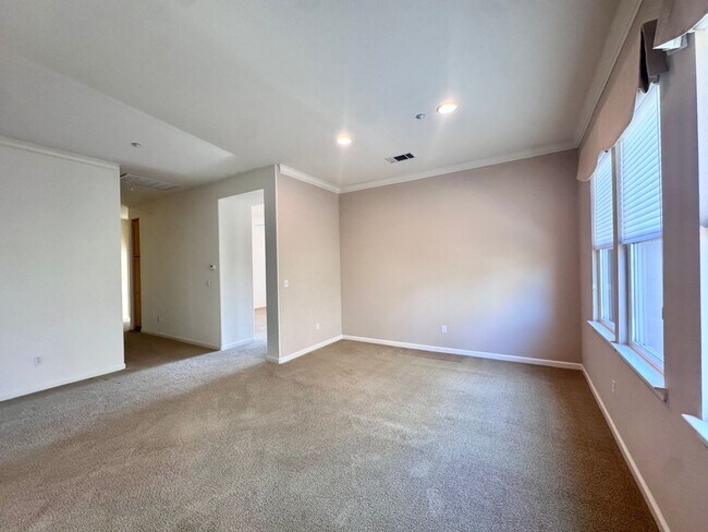 Building Photo - Beautifully Maintained Single Story 4 Bed ...