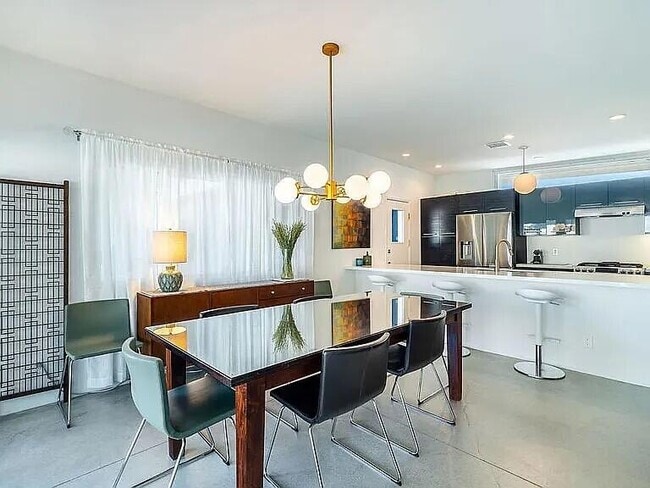 Building Photo - 2223 N Magnolia Rd