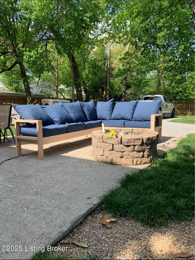 Building Photo - 405 Breckenridge Ln