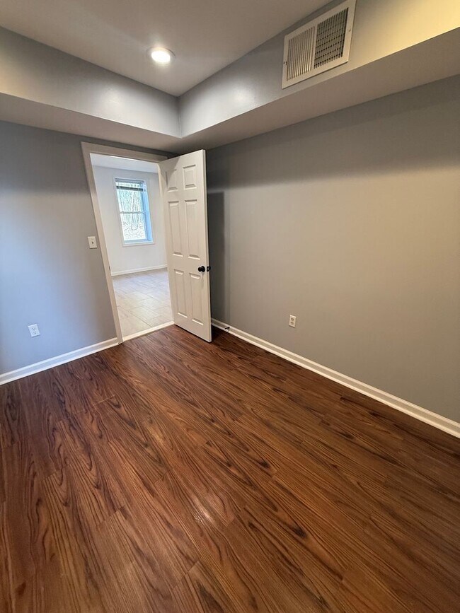 Building Photo - 33 Johnston St