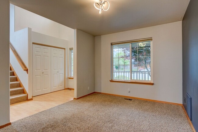 Building Photo - Stunning 4 Bedroom, 2.5 Bathroom Home With...