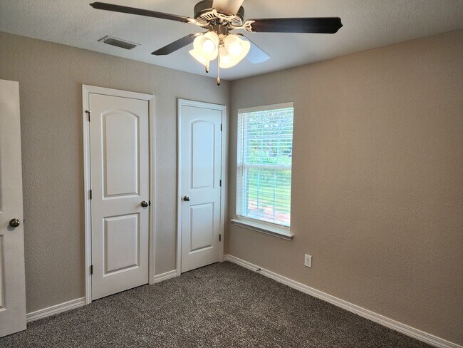 Building Photo - Corner lot 3/2 home in Elberta