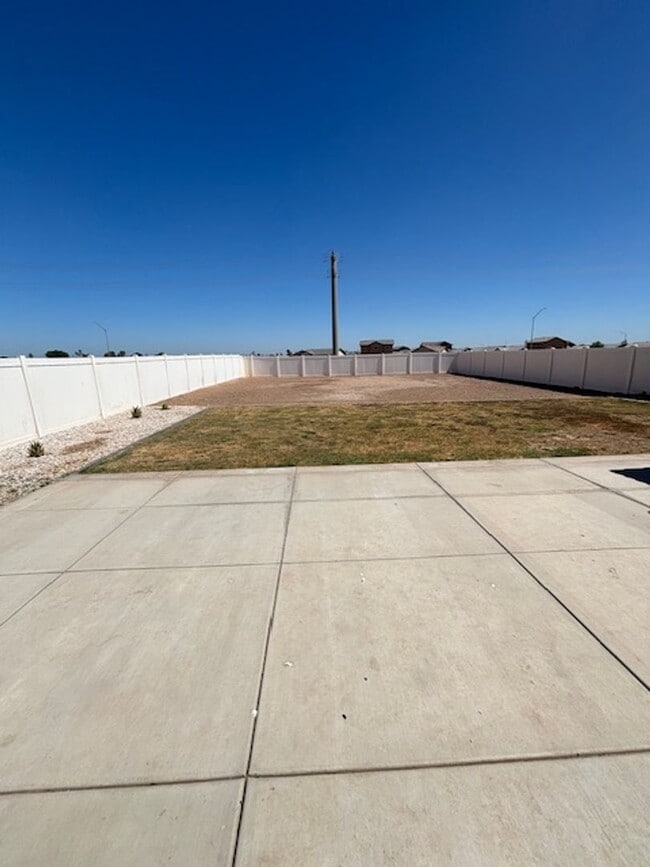 Building Photo - Upscale Living: Stunning 5-Bedroom, 3-Bath...