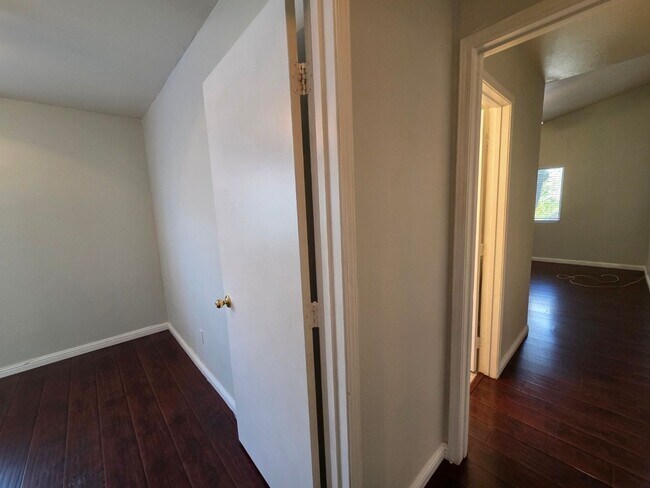 Building Photo - Cozy 3 Bedroom Single Story Home with a Den