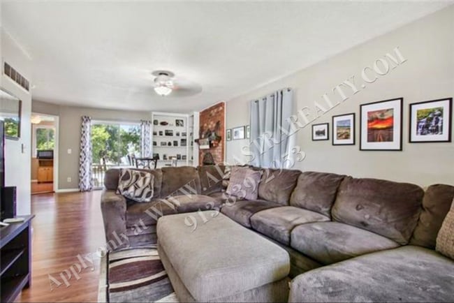 Building Photo - Updated 3Bed/2.5 Bath Duplex in Gladstone-...