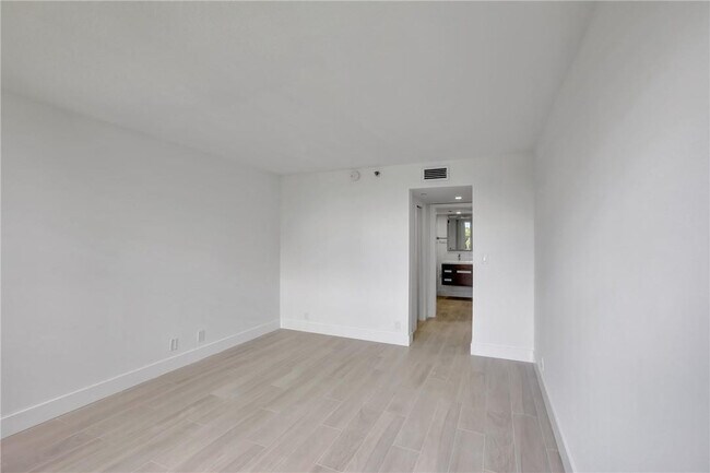 Building Photo - 4015 W Palm Aire Dr