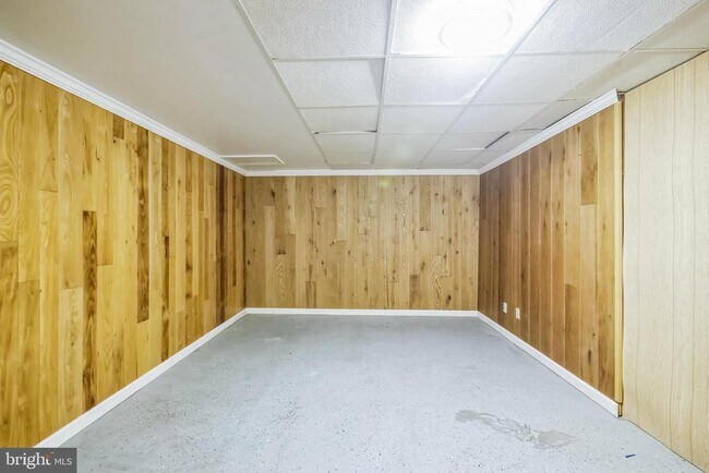 Building Photo - 323 RUSSELCROFT Rd
