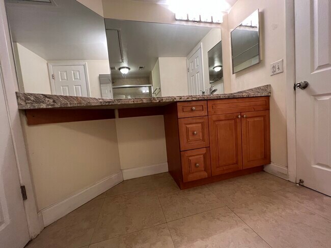 Building Photo - 2803 N Oakland Forest Dr