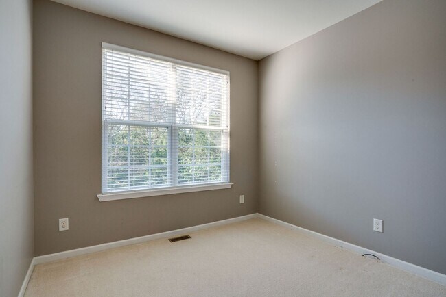 Building Photo - COMING SOON! 3- or 4-bed/3.5-bath in Brent...