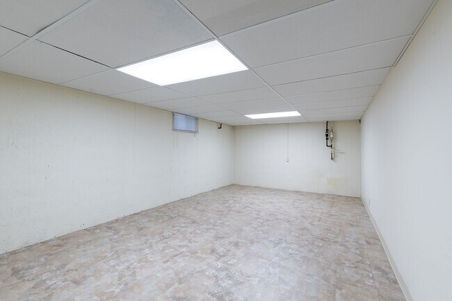 Building Photo - Beautiful 3 Bed Overland Park Ranch Home NEWLY REMODELED