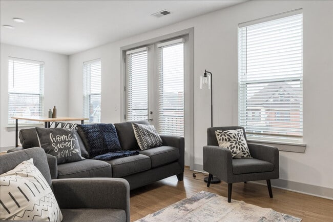 Building Photo - 2039 Woodburn Ave