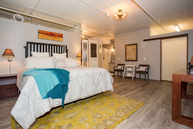 Building Photo - One of a Kind Furnished Condo in the Heart...