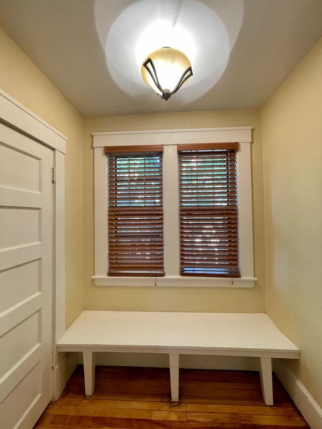 Building Photo - Beautiful 4 Bedroom 2 Bathroom Home in South Minneapolis!