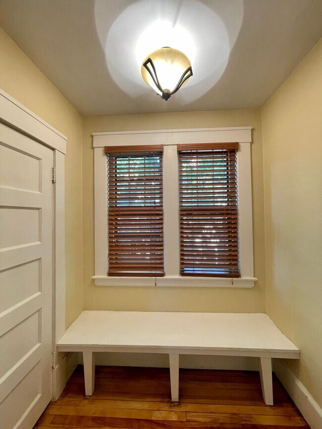 Building Photo - Gorgeous 4 Bedroom 2 Bathroom Home in South Minneapolis!