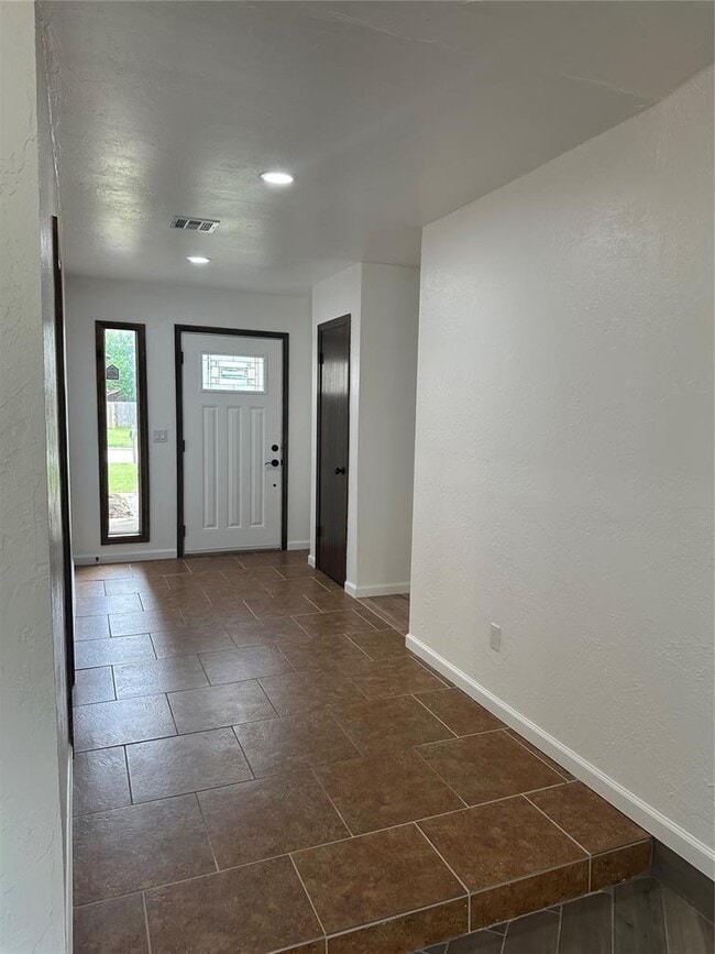 Building Photo - 1318 Alviola Ave