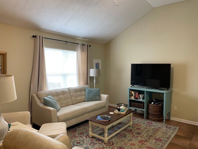 Primary Photo - 2 BR 2 BA Fenced Yard