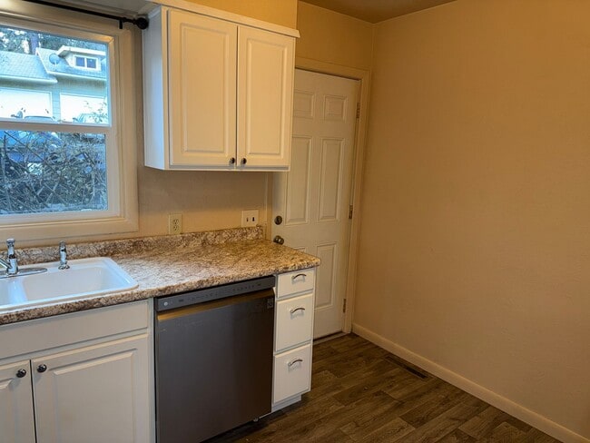 Building Photo - Updated 2 bedroom 1 bath duplex in Eugene!