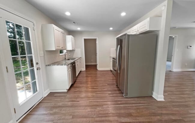 Building Photo - 5144 Sedgefield Dr