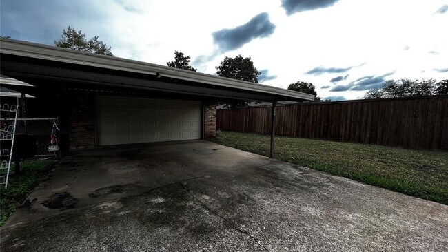 Building Photo - 1025 Cloverdale Ln