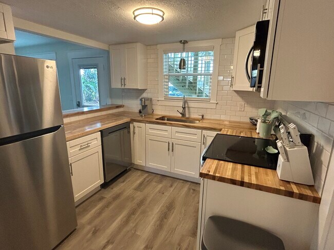 Building Photo - 208 A St