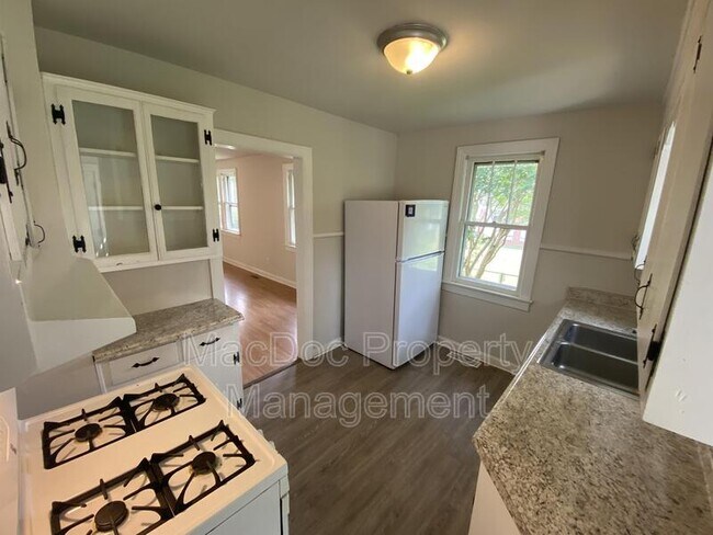 Building Photo - 119 Gibson St