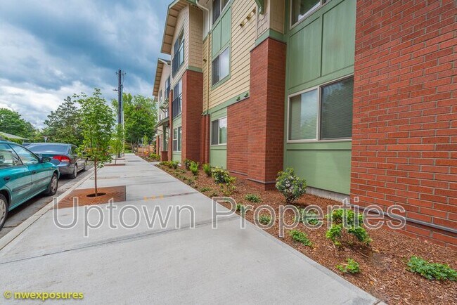 Building Photo - 4775 SW Franklin Ave