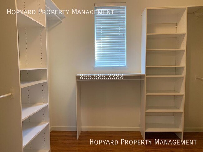Building Photo - 933 Desmet Dr