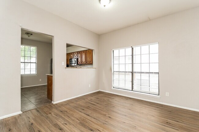 Building Photo - 1439 Colborne Dr