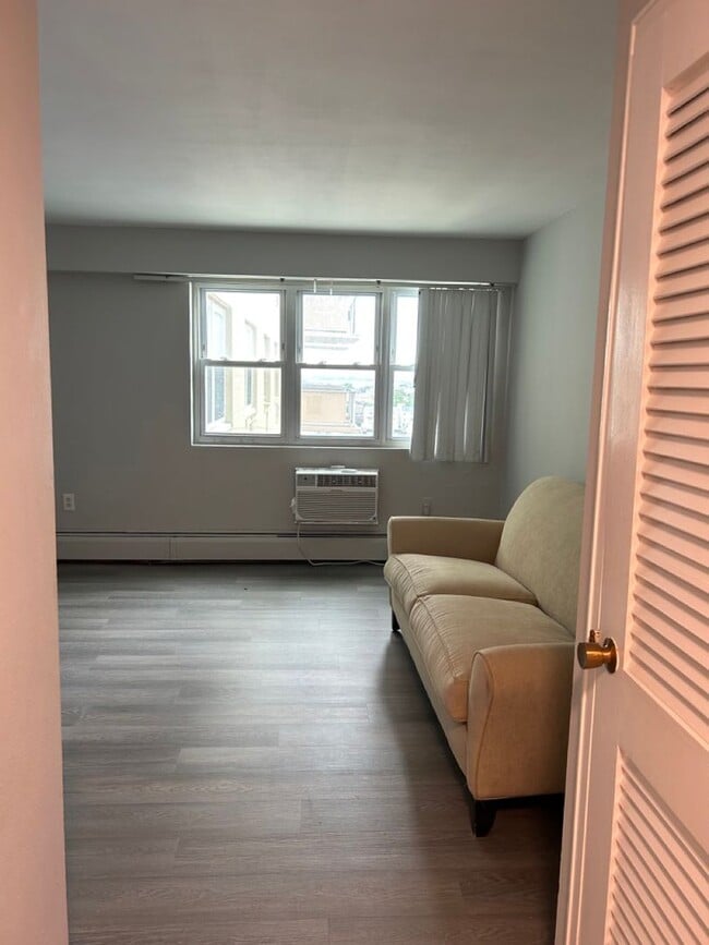 Building Photo - Recently Renovated 1 Bedroom Apartment with a Breathtaking View! Ready for Move-In!