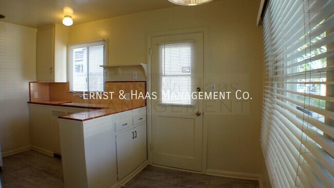 Building Photo - Beautiful Duplex Apartment in Prime Bixby ...