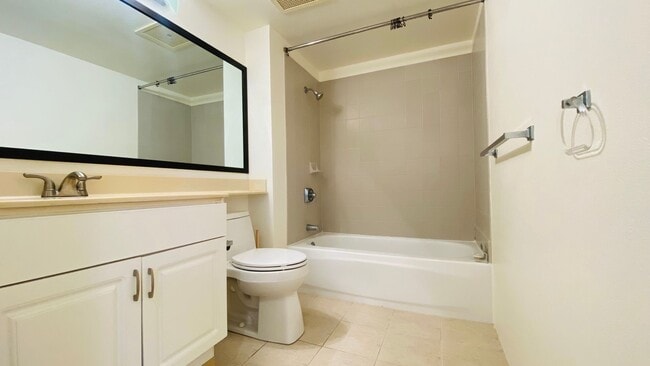 Building Photo - 2bd 2bath unit available now at Country Club Village 4!!
