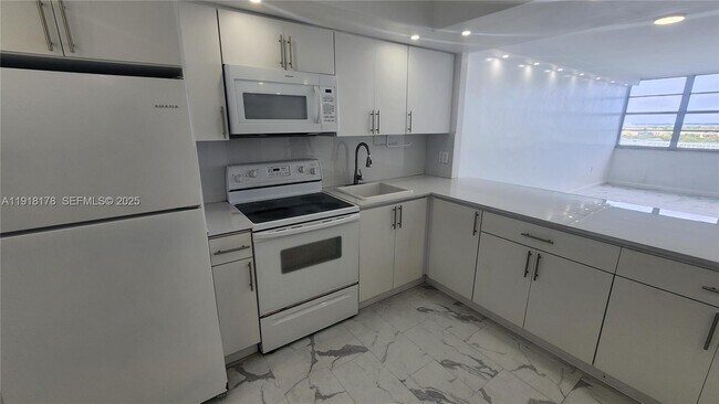 Building Photo - 1301 NE Miami Gardens Dr