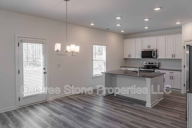 Building Photo - 3378 Skyland Dr