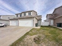 Building Photo - Townhome with a 2 car garage!