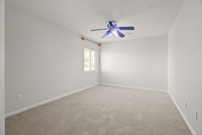 Building Photo - 5817 Vineyard Hill Dr