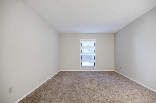 Building Photo - 613 Summit N Dr NE